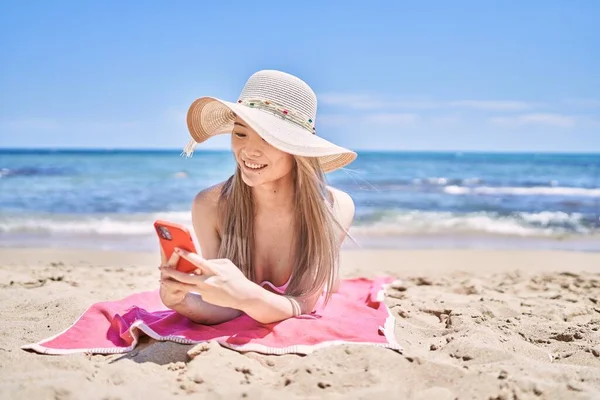 Young Chinese Girl Wearing Bikini Using Smartphone Beach — Stock Photo, Image