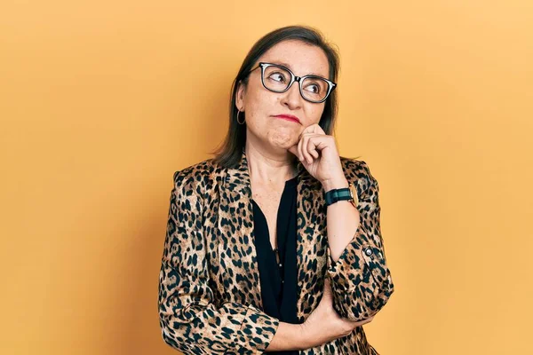 Mujer Hispana Mediana Edad Vistiendo Ropa Negocios Gafas Cara Seria — Foto de Stock