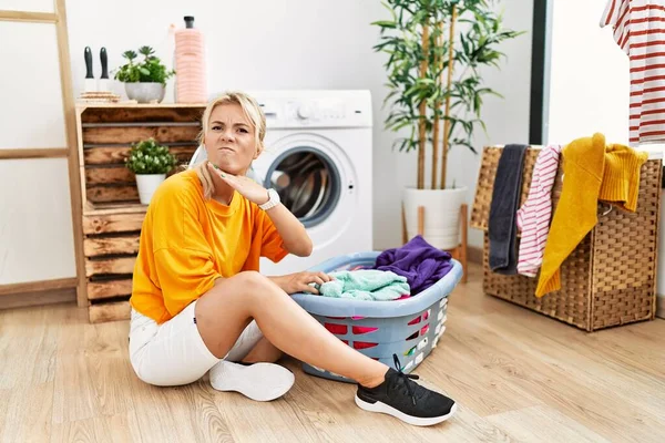 Jonge Blanke Vrouw Zet Vuile Wasmachine Snijden Keel Met Hand — Stockfoto