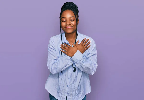 Jovem Afro Americana Vestindo Roupas Casuais Sorrindo Com Mãos Peito — Fotografia de Stock