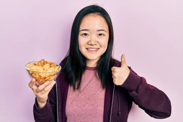 Menina Chinesa Jovem Segurando Batata Frita Sorrindo Feliz Positivo Polegar — Fotografia de Stock