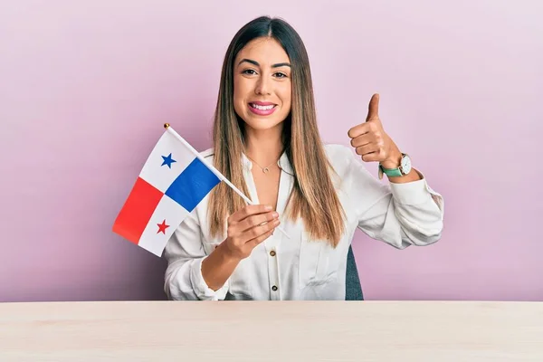 Fiatal Spanyol Kezében Panama Zászló Asztalon Mosolyogva Boldog Pozitív Hüvelykujj — Stock Fotó