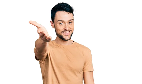 Homem Hispânico Com Barba Vestindo Camiseta Casual Sorrindo Alegre Oferecendo — Fotografia de Stock