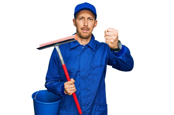 Hombre Calvo Con Barba Vistiendo Uniforme Limpiador Vidrio Escobilla Molesto — Foto de Stock