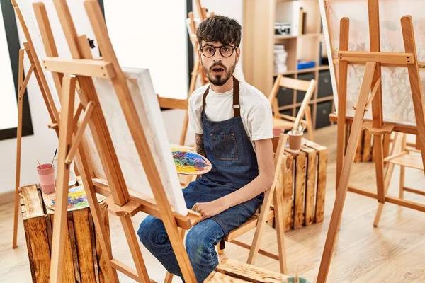 Sanat Stüdyosundaki Sakallı Spanyol Adam Ağzı Açık Kalmış Korkmuş Hayrete — Stok fotoğraf