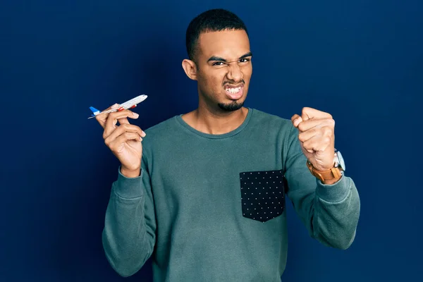 Ung Afrikansk Amerikansk Man Håller Flygplan Leksak Irriterad Och Frustrerad — Stockfoto
