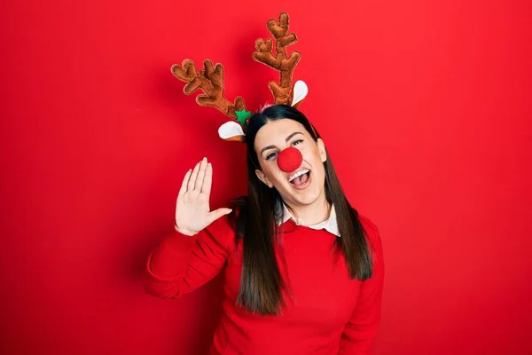 Jovem Hispânica Usando Chapéu Natal Veado Nariz Vermelho Renúncia Dizendo — Fotografia de Stock