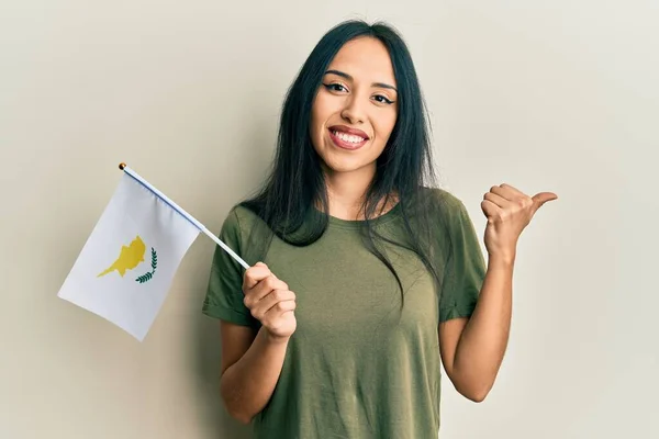 Jong Hispanic Meisje Houden Cyprus Vlag Wijzen Duim Naar Zijkant — Stockfoto