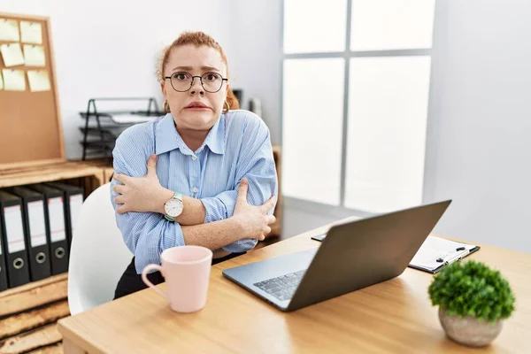 Ofiste Çalışan Genç Kızıl Saçlı Kadın Bilgisayarı Kullanıyor Soğuk Algınlığı — Stok fotoğraf