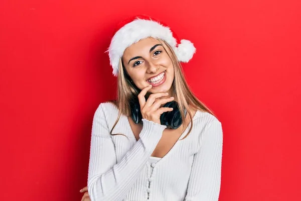 Mulher Hispânica Bonita Usando Chapéu Natal Fones Ouvido Sorrindo Olhando — Fotografia de Stock