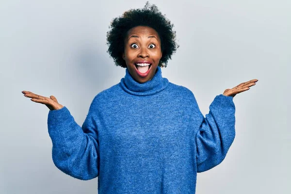 Jovem Afro Americana Vestindo Roupas Casuais Celebrando Vitória Com Sorriso — Fotografia de Stock