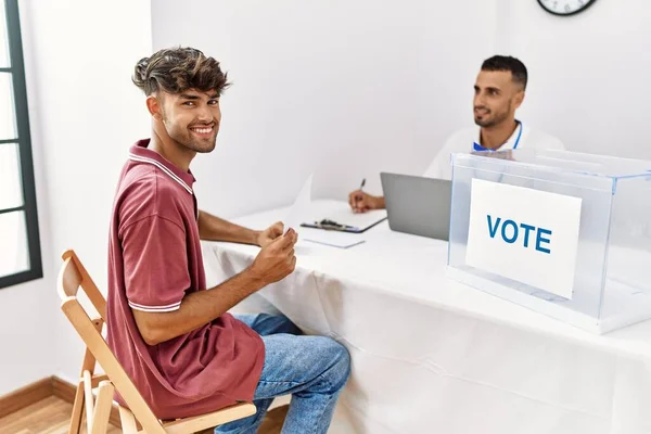 Jonge Latijns Amerikaanse Kiezer Lacht Blij Met Stemrecht Kiescentrum — Stockfoto