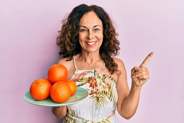 Hispanische Frau Mittleren Alters Hält Teller Mit Frischen Orangen Und — Stockfoto