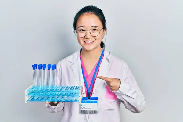 Joven Chica China Vistiendo Uniforme Científico Sosteniendo Tubo Prueba Sonriendo —  Fotos de Stock