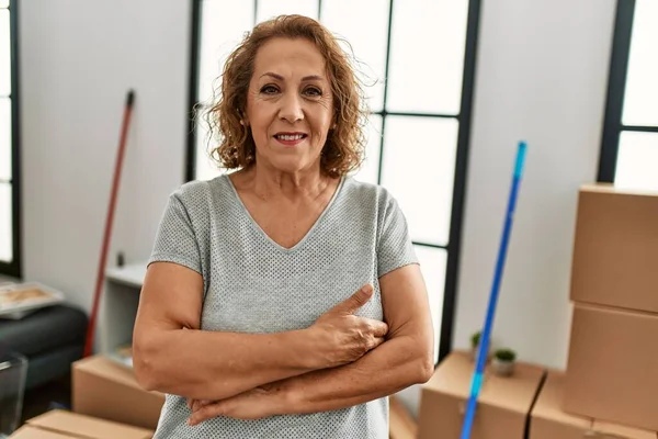 Kaukasische Frau Mittleren Alters Lächelt Glücklich Mit Verschränkten Armen Neuen — Stockfoto