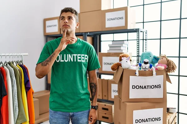 Joven Hombre Hispano Guapo Vistiendo Camiseta Voluntaria Las Donaciones Pie —  Fotos de Stock