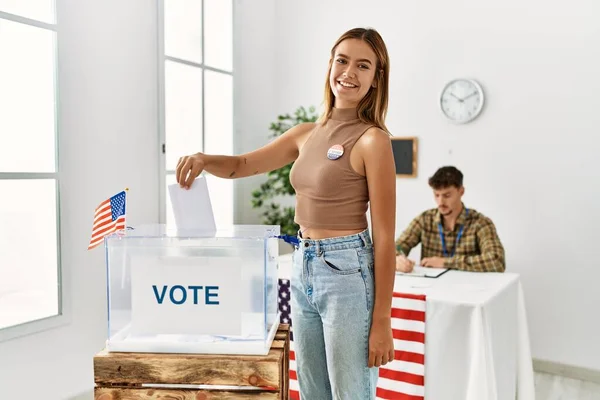 Jovem Eleitor Americano Mulher Colocando Voto Urna Faculdade Eleitoral — Fotografia de Stock