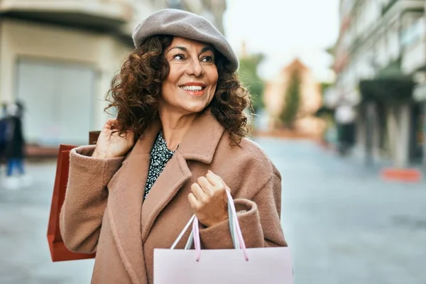 Mujer Hispana Mediana Edad Sonriendo Compras Felices Ciudad — Foto de Stock