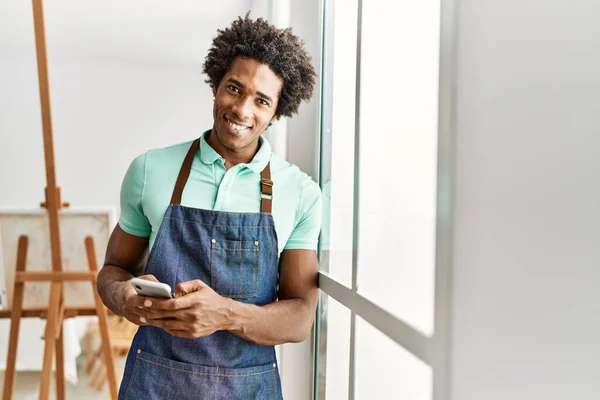 Joven Afroamericano Artista Hombre Usando Smartphone Pie Estudio Arte — Foto de Stock