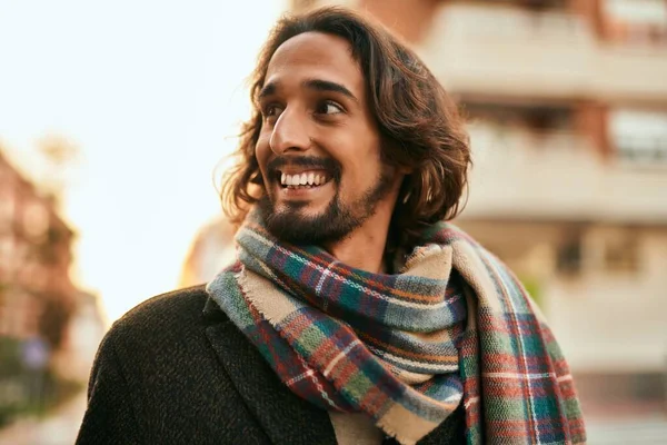 Joven Hispano Sonriendo Feliz Pie Ciudad —  Fotos de Stock