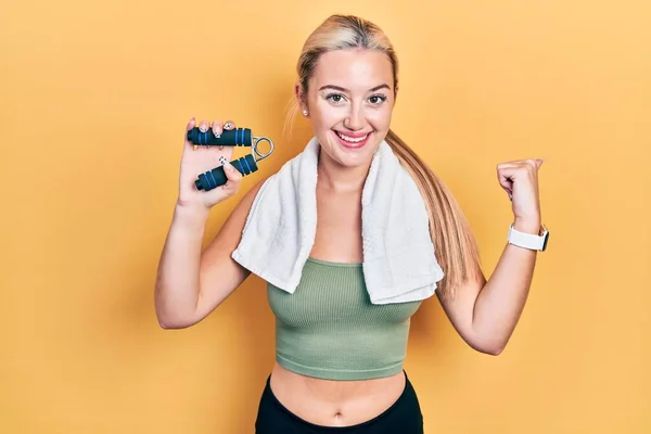 Junges Blondes Mädchen Trainiert Muskeln Mit Handgriff Der Daumen Zeigt — Stockfoto