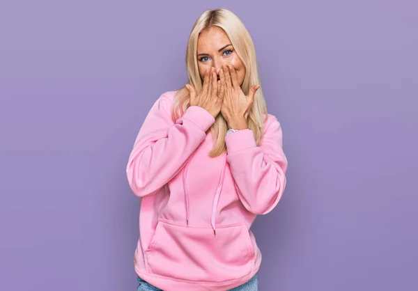 Ung Blond Kvinna Bär Casual Sweatshirt Skrattar Och Generad Fnissa — Stockfoto