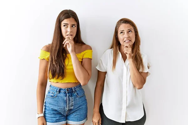 Madre Hija Juntas Pie Juntas Sobre Fondo Aislado Pensando Preocupadas —  Fotos de Stock