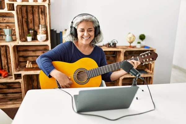 Mujer Pelo Gris Mediana Edad Tocando Guitarra Trabajando Estudio Radio —  Fotos de Stock