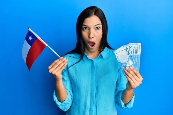 Mladá Latinská Žena Držící Chilskou Vlajku Chilské Pesos Bankovky Vystrašená — Stock fotografie