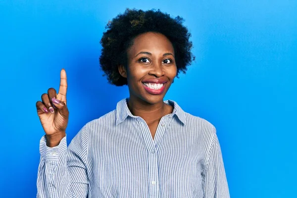 Genç Afro Amerikalı Kadın Günlük Giysiler Giyip Bir Numaralı Parmağını — Stok fotoğraf