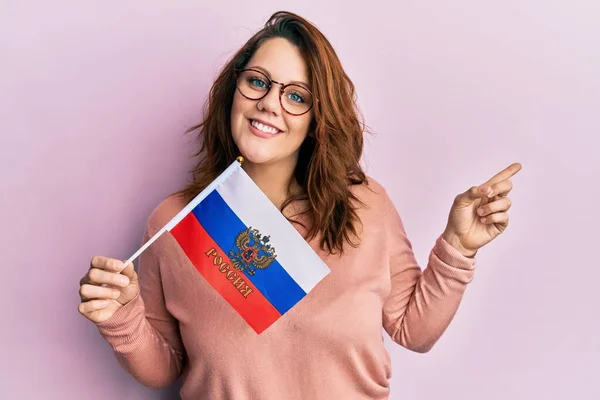 Jonge Blanke Vrouw Die Vlag Van Russische Federatie Vasthoudt Glimlachend — Stockfoto