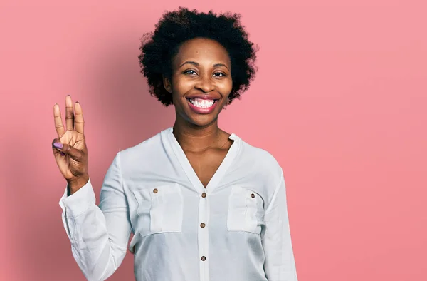 Африканская Американка Афроволосами Белой Футболке Показывающая Пальцами Номер Три Улыбаясь — стоковое фото