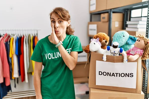 Mulher Caucasiana Bonita Vestindo Shirt Voluntária Doações Ficar Lado Lado — Fotografia de Stock