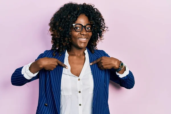 Молода Афроамериканка Одягнена Діловий Одяг Окуляри Впевнено Дивлячись Посмішкою Обличчі — стокове фото