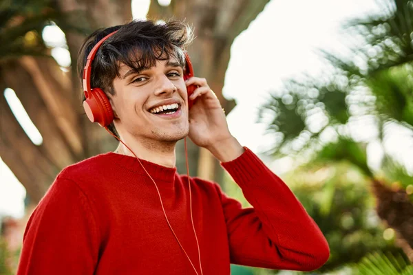 Jovem Hispânico Sorrindo Feliz Usando Fones Ouvido Cidade — Fotografia de Stock