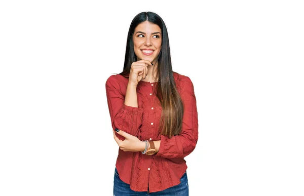 Молода Іспаномовна Жінка Повсякденному Одязі Рукою Підборідді Думає Про Питання — стокове фото