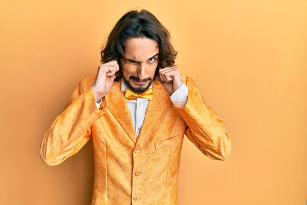 Jonge Spaanse Man Draagt Hipster Elegante Look Bedekt Oren Met — Stockfoto