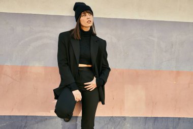 Şehre poz veren rahat yüzlü genç İspanyol kadın..