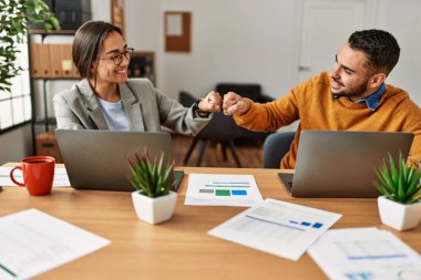 Ofiste yumruklaşan iki iş adamı..