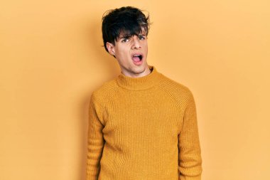 Yakışıklı hippi, sarı süveter giyen, kuşkucu ve alaycı bakışlı, ağzı açık genç bir adam. 