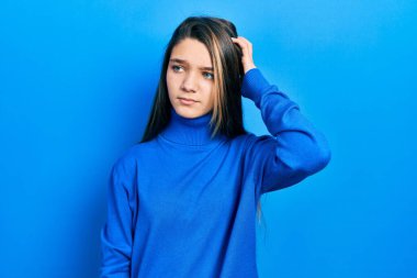 Balıkçı yaka kazak giyen genç esmer kız kafasını karıştırıyor ve soru soruyor. Şüpheyle kararsız, kafa kafaya düşünerek. Düşünceli kavram. 