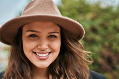 Genç İspanyol turist kadın şehirde mutlu bir şekilde dikiliyor..