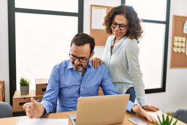 Ofiste mutlu bir şekilde flört eden iki orta yaşlı iş adamı..