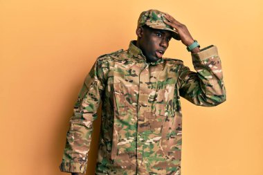 Asker üniforması giyen genç Afro-Amerikan bir adam hata yaptığında şaşırdı. Hatayı hatırla. Unuttum, kötü hafıza kavramı. 