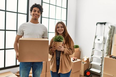 Genç çift mutlu bir şekilde karton kutu tutuyor ve yeni evine esrar yerleştiriyor..