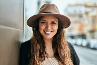 Genç İspanyol turist kadın şehirde mutlu bir şekilde dikiliyor..