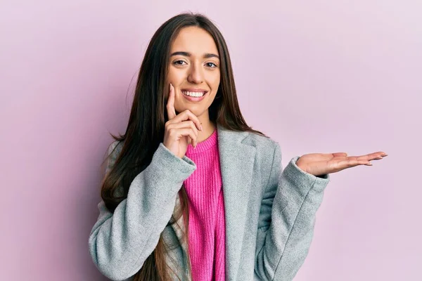 Ung Latinamerikansk Flicka Presenterar Med Öppna Handflator Håller Något Leende — Stockfoto