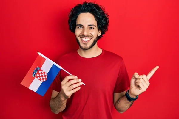 Bonito Hispânico Segurando Bandeira Croácia Sorrindo Feliz Apontando Com Mão — Fotografia de Stock