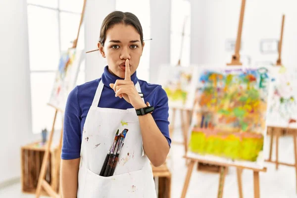 Jonge Brunette Vrouw Kunststudio Vraagt Stil Zijn Met Vinger Lippen — Stockfoto