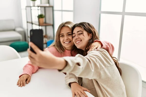 Giovane Coppia Sorridente Felice Fare Selfie Dallo Smartphone Casa — Foto Stock